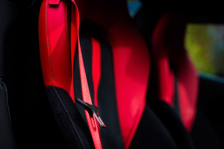 Детали интерьера McLaren 570S Spider Valentine 2018 года  (фото 7 из 9)